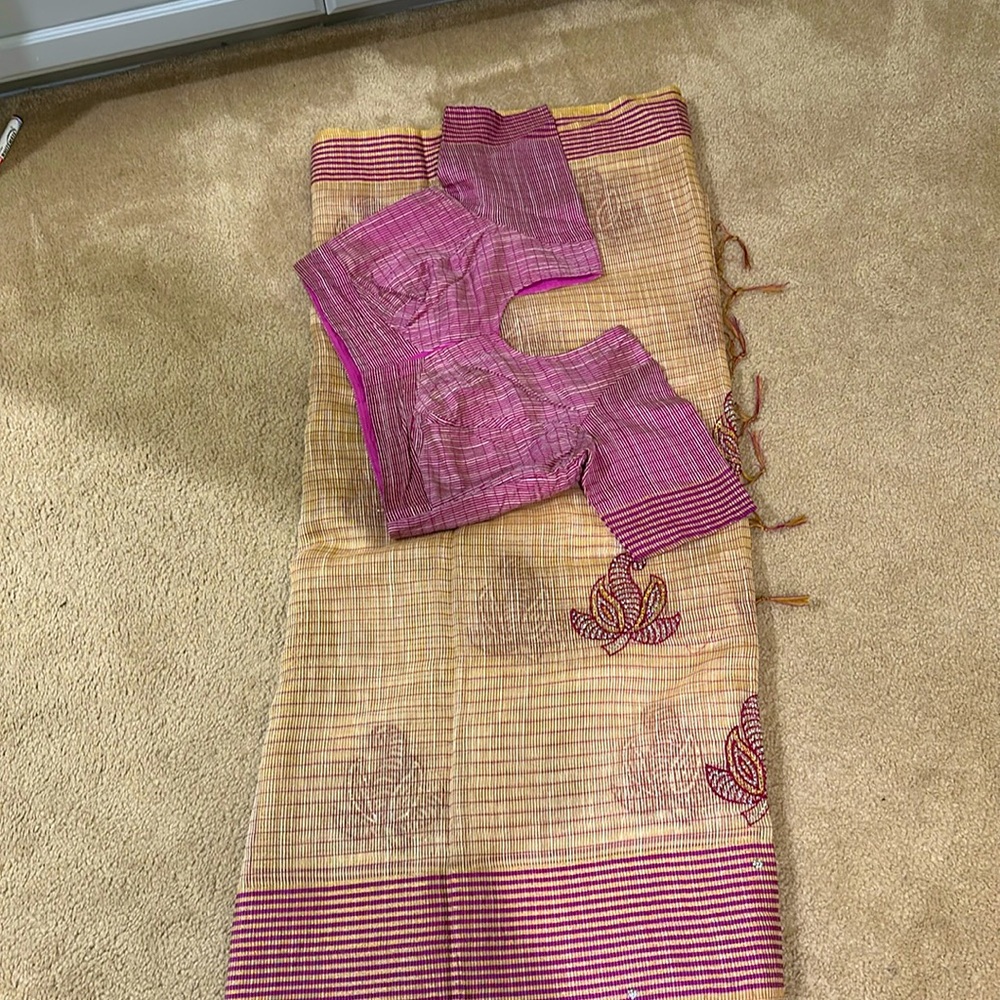 Women’s beige and pink stripes saree